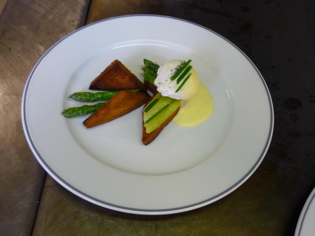 Oeuf pôché asperges sauce mousseline