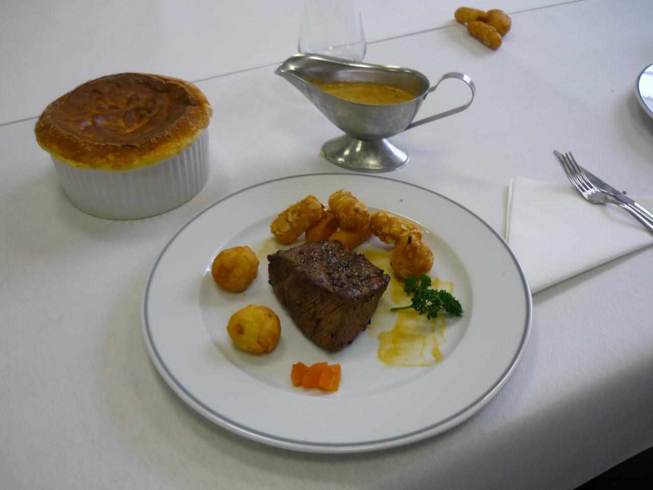 steak au poivre et soufflé liqueur